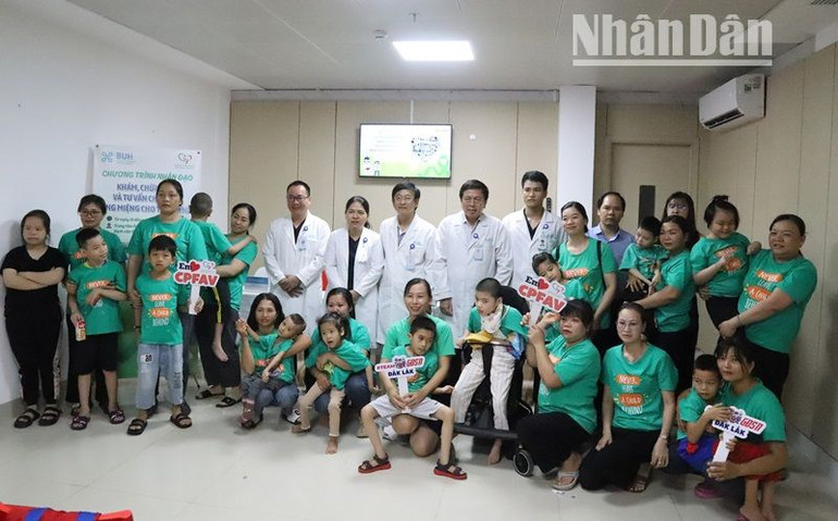 Các bác sĩ Bệnh viện Đại học Y Dược Buôn Ma Thuột với gia đình và các cháu bị bệnh bại não tham gia chương trình nhân đạo “Khám, chữa bệnh và tư vấn chăm sóc răng miệng cho trẻ bại não”.