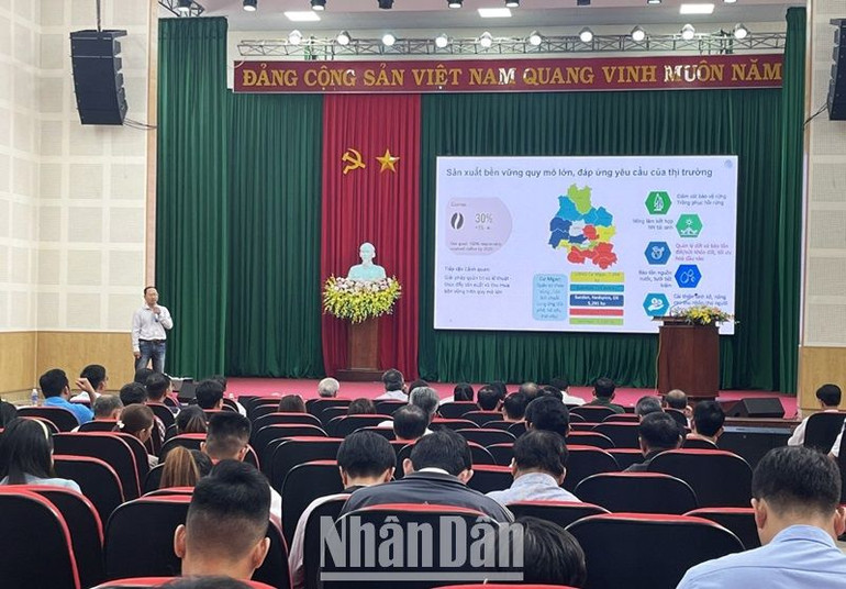 Đại diện các doanh nghiệp tham luận tại hội nghị.