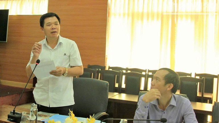 Nhà báo Nguyễn Công Lý, Trưởng Văn phòng đại diện Báo Nhân Dân tại Đắk Lắk phát biểu tại buổi trao tặng phụ san đặc biệt của Báo Nhân Dân về Cột cờ Hà Nội.