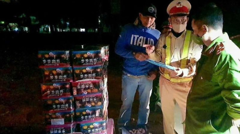 Số pháo được vận chuyển trên xe ô tô biển số: 60A-764.98 bị thu giữ.