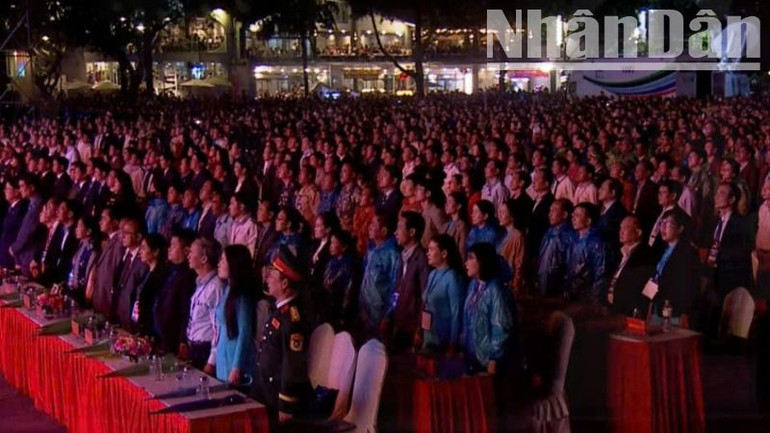 Đông đảo cán bộ và nhân dân các dân tộc tỉnh Đắk Lắk dự lễ kỷ niện 120 năm Ngày thành lập tỉnh.