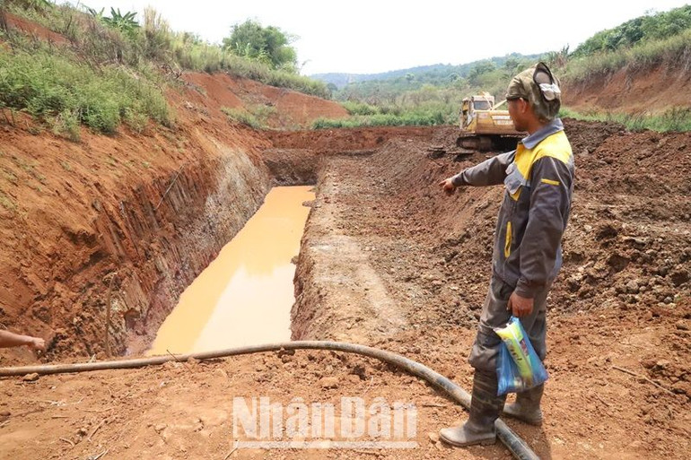 Người nông dân ở xã Ea Sin, huyện Krông Búk phải thuê xe múc múc rãnh nước dưới lòng hồ để tìm nước cứu cây trồng. Người nông dân ở xã Ea Sin, huyện Krông Búk phải thuê xe múc múc rãnh nước dưới lòng hồ để tìm nước cứu cây trồng.