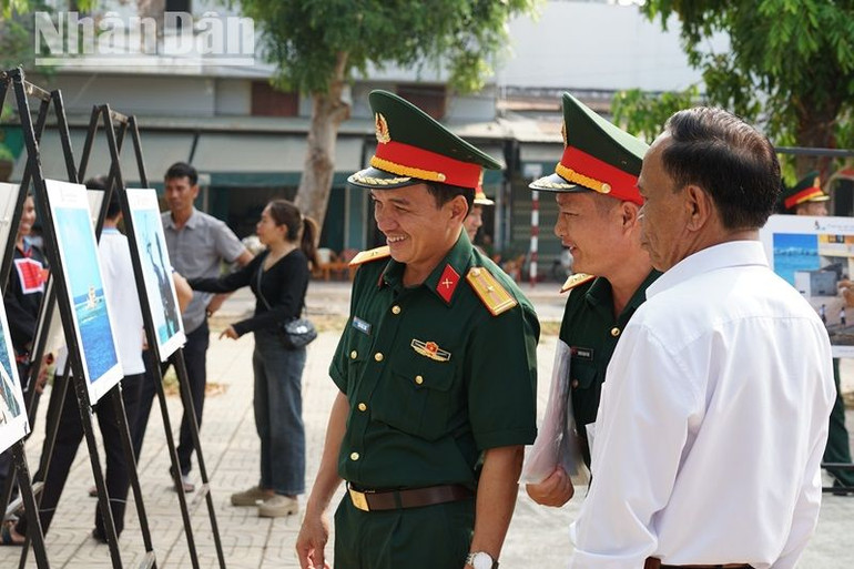 Cán bộ Cơ quan Quân sự huyện Ea Súp tham quan triển lãm.