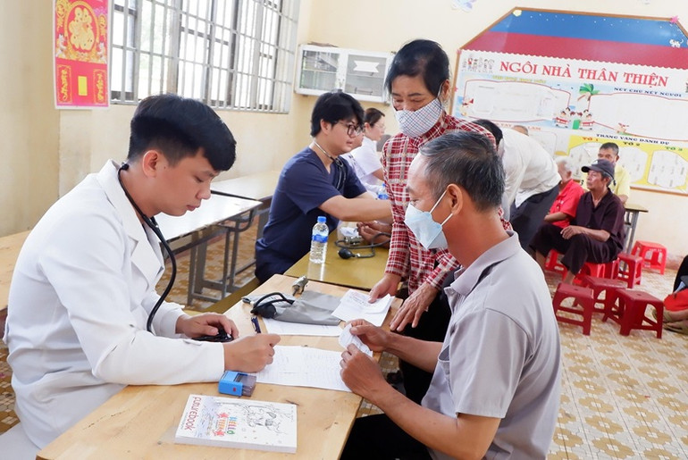 Khám bệnh và cấp thuốc miễn phí cho người dân khu vực biên giới huyện Buôn Đôn.