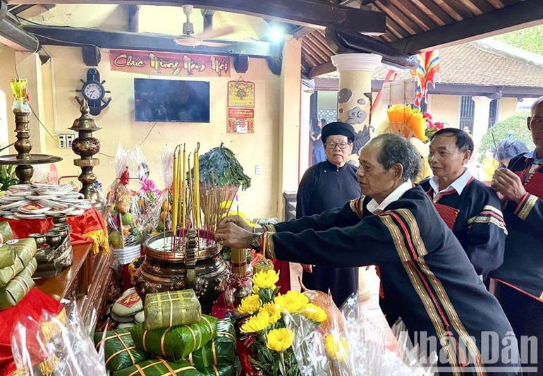 Đồng bào các dân tộc ở Đắk Lắk dâng hương tưởng nhớ các Vua Hùng. Đồng bào các dân tộc ở Đắk Lắk dâng hương tưởng nhớ các Vua Hùng.