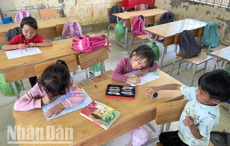 Do thời tiết nắng nóng gay gắt nên trong giờ ra chơi, nhiều trường học trên địa bàn tỉnh Đắk Lắk yêu cầu các em học sinh không ra ngoài trời sợ ảnh hưởng đến sức khỏe. Do thời tiết nắng nóng gay gắt nên trong giờ ra chơi, nhiều trường học trên địa bàn tỉnh Đắk Lắk yêu cầu các em học sinh không ra ngoài trời sợ ảnh hưởng đến sức khỏe.