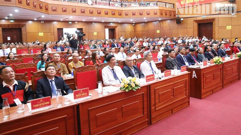 Các đại biểu nghe Quyết tâm thư của Đại hội.