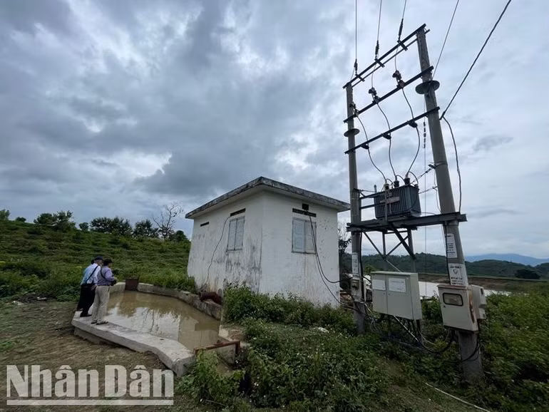 Các phóng viên khảo sát thực tế tại trạm bơm T151 buôn Krông, xã Dur Kmăl vào chiều 29/5.