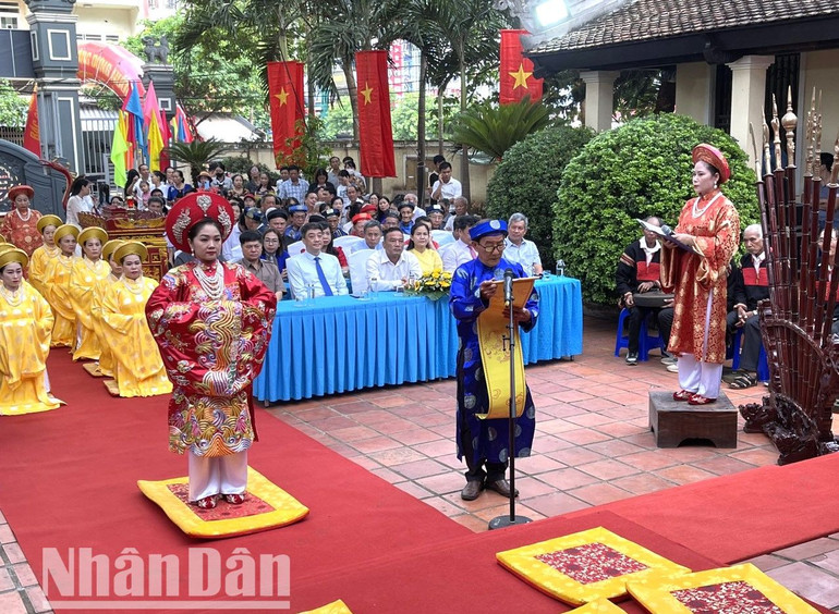 Nghệ sĩ Ưu tú Vũ Lân đọc chúc văn ôn lại lịch sử hào hùng của các vị Vua Hùng thời dựng nước, lịch sử đấu tranh giành độc lập dân tộc, thống nhất đất nước. Nghệ sĩ Ưu tú Vũ Lân đọc chúc văn ôn lại lịch sử hào hùng của các vị Vua Hùng thời dựng nước, lịch sử đấu tranh giành độc lập dân tộc, thống nhất đất nước.