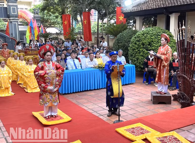 Nghệ sĩ Ưu tú Vũ Lân đọc chúc văn ôn lại lịch sử hào hùng của các vị Vua Hùng thời dựng nước, lịch sử đấu tranh giành độc lập dân tộc, thống nhất đất nước. Nghệ sĩ Ưu tú Vũ Lân đọc chúc văn ôn lại lịch sử hào hùng của các vị Vua Hùng thời dựng nước, lịch sử đấu tranh giành độc lập dân tộc, thống nhất đất nước.