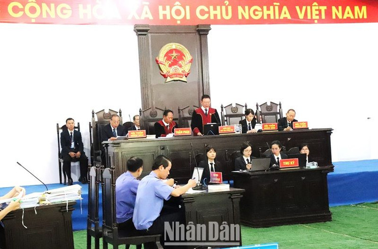 Hội đồng xét xử tại phiên tòa.