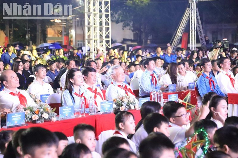 Phó Thủ tướng Thường trực Chính phủ Nguyễn Hòa Bình và các đại biểu dự Đêm hội Trăng rằm “Lồng đèn thắp sáng ước mơ” năm 2024. Phó Thủ tướng Thường trực Chính phủ Nguyễn Hòa Bình và các đại biểu dự Đêm hội Trăng rằm “Lồng đèn thắp sáng ước mơ” năm 2024.