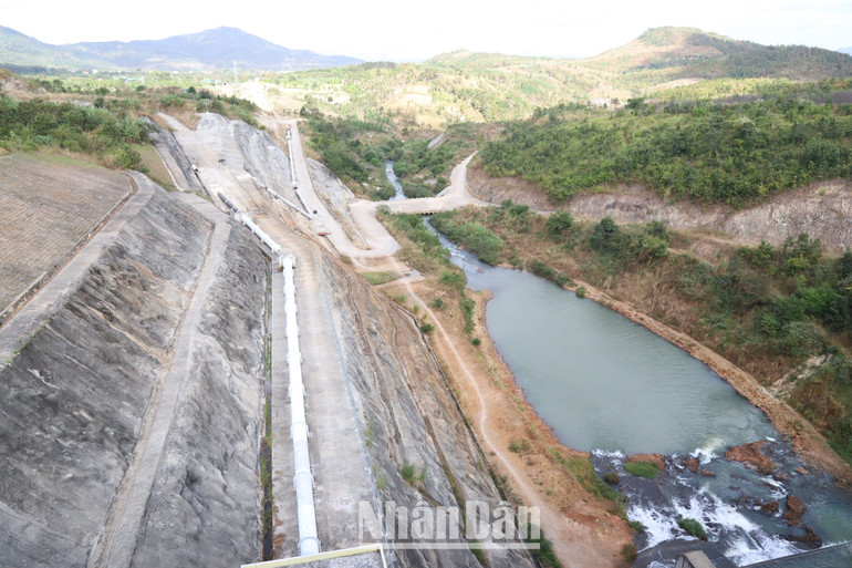 Hàng năm, cứ vào mùa khô thì suối Ea H’leo cạn kiệt nguồn nước. Kể từ khi được xây dựng, hồ chứa nước Ea H’leo 1 đã điều tiết tạo nguồn xả nước theo suối để tưới cho trên 1.000ha cây trồng các loại vào mùa khô hạn.
