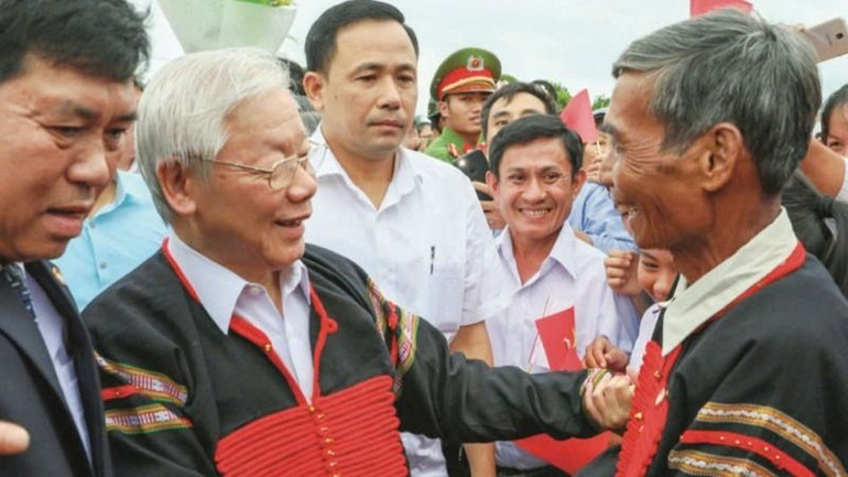 Tổng Bí thư Nguyễn Phú Trọng thăm hỏi đồng bào các dân tộc xã Dur Kmăl anh hùng, huyện Krông Ana tại Ngày hội đại đoàn kết toàn dân tộc năm 2018. (Ảnh: HOÀNG GIA)