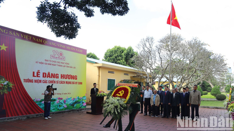 Các đồng chí lãnh đạo tỉnh Đắk Lắk dâng hương tưởng niệm các chiến sĩ cách mạng đã hy sinh tại Di tích lịch sử quốc gia đặc biệt Nhà đày Buôn Ma Thuột.