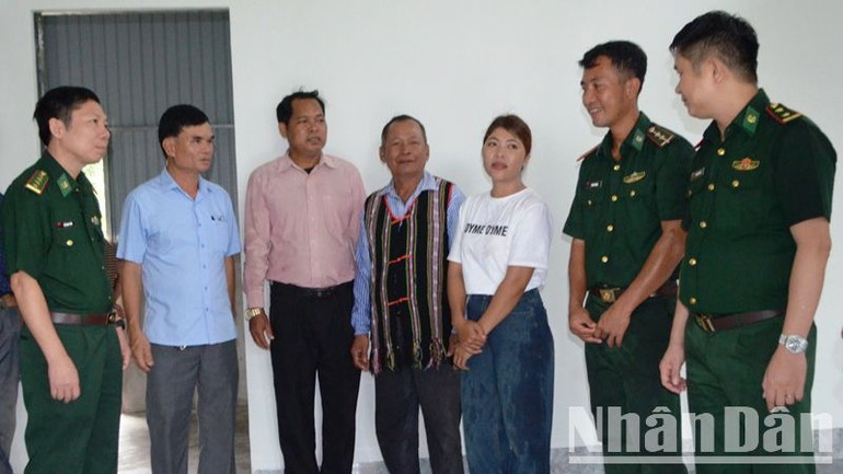 Các đại biểu thăm quan Nhà đồng đội tặng gia đình đồng chí Y Ninh Bkrông.