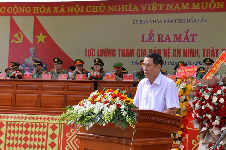 Phó Chủ tịch Ủy ban nhân dân tỉnh Đắk Lắk Võ Văn Cảnh phát biểu tại lễ ra mắt lực lượng tham gia bảo vệ an ninh trật tự ở cơ sở.