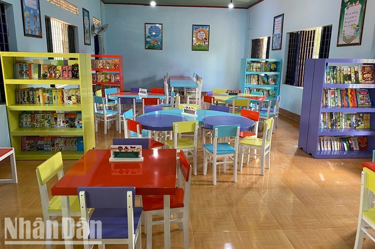 Bàn ghế và tủ sách được trang bị tại thư viện thân thiện.