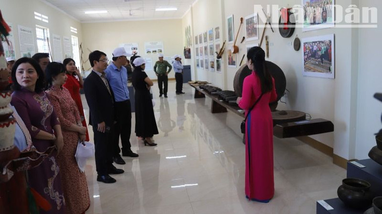 Các đại biểu tham quan các tư liệu, hiện vật văn hóa truyền thống phục của đồng bào các dân tộc thiểu số trên địa bàn thị xã Buôn Hồ trưng bày tại Nhà văn hóa Kli A.