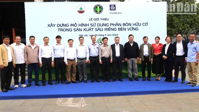 Các đại biểu chụp hình lưu niệm tại buổi lễ.