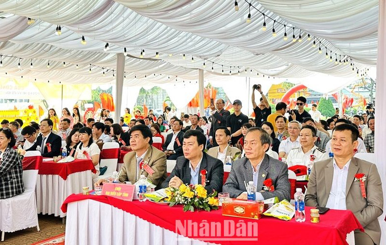 Các đại biểu dự buổi lễ.