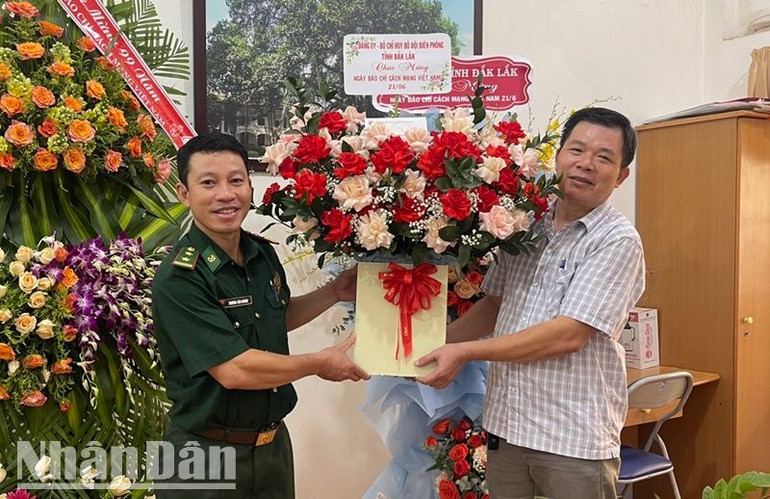 Đại diện Bộ Chỉ huy Bộ đội Biên phòng tỉnh Đắk Lắk tặng lẵng hoa chúc mừng Văn phòng đại diện Báo Nhân Dân tại Đắk Lắk nhân dịp kỷ niệm 99 năm Ngày Báo chí cách mạng Việt Nam. Đại diện Bộ Chỉ huy Bộ đội Biên phòng tỉnh Đắk Lắk tặng lẵng hoa chúc mừng Văn phòng đại diện Báo Nhân Dân tại Đắk Lắk nhân dịp kỷ niệm 99 năm Ngày Báo chí cách mạng Việt Nam.