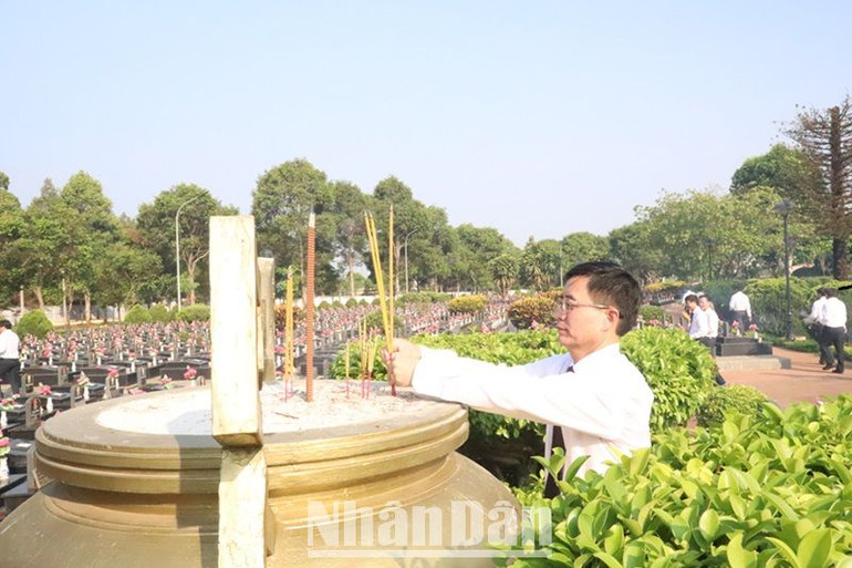 Bí thư Tỉnh ủy Đắk Lắk Nguyễn Đình Trung dâng hương tưởng nhớ các anh hùng liệt sĩ tại Nghĩa trang liệt sĩ tỉnh Đắk Lắk.