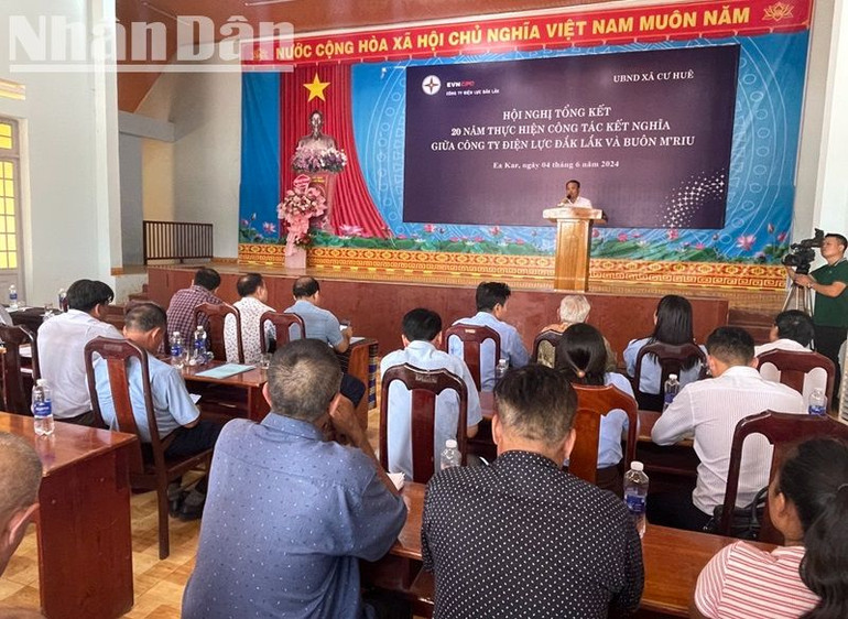 Lãnh đạo Công ty Điện lực Đắk Lắk báo cáo kết quả sau 20 năm thực hiện công tác kết nghĩa với buôn M'riu.