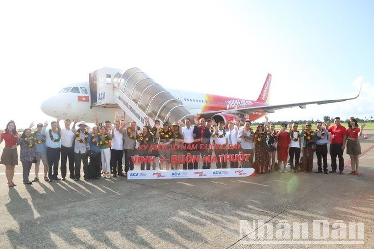 Lãnh đạo tỉnh Đắk Lắk, lãnh đạo hãng hàng không Vietjet và lãnh đạo Cảng hàng không Buôn Ma Thuột chào đón các vị khách trên chuyến bay Vinh-Buôn Ma Thuột vào chiều 15/8 tại Cảng hàng không Buôn Ma Thuột.