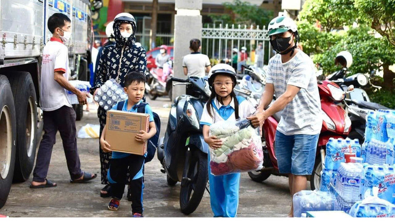 Các em học sinh ở thành phố Buôn Ma Thuột mang mùng mền, mì tôm đến ủng hộ đồng bào bị lũ lụt ở các tỉnh phía bắc.