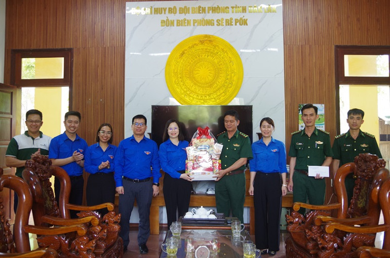 Đoàn công tác của Trung ương Đoàn thăm, tặng quà cán bộ, chiến sĩ các Đồn Biên phòng Sêrêpốk.