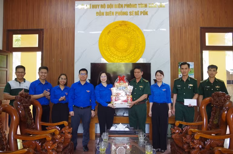 Đoàn công tác của Trung ương Đoàn thăm, tặng quà cán bộ, chiến sĩ các Đồn Biên phòng Sêrêpốk.