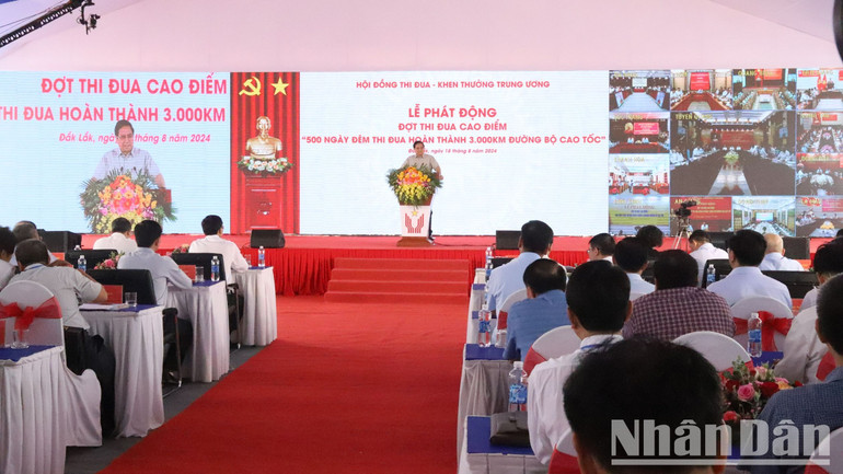 Thủ tướng phát động Đợt thi đua cao điểm “500 ngày đêm hoàn thành 3.000km đường cao tốc” ở điểm cầu chính tại Đắk Lắk.