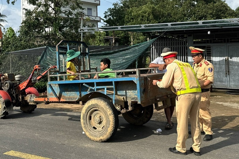 Lực lượng Cảnh sát giao thông, Công an tỉnh Đắk Lắk dán phản quang cho xe công nông góp phần giảm tai nạn giao thông trên địa bàn. Lực lượng Cảnh sát giao thông, Công an tỉnh Đắk Lắk dán phản quang cho xe công nông góp phần giảm tai nạn giao thông trên địa bàn.