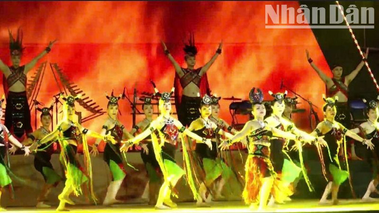 Chương trình diễn ra với những ca khúc, điệu múa sôi động, hào hùng của vùng đất Tây Nguyên.