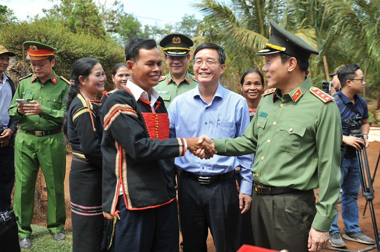 Thượng tướng Lương Tam Quang, Thứ trưởng Công an và Bí thư Tỉnh ủy Đắk Lắk Nguyễn Đình Trung thăm hỏi đời sống đồng bào buôn Ea Sút, thị trấn Ea Pốk, huyện Cư M'gar. Thượng tướng Lương Tam Quang, Thứ trưởng Công an và Bí thư Tỉnh ủy Đắk Lắk Nguyễn Đình Trung thăm hỏi đời sống đồng bào buôn Ea Sút, thị trấn Ea Pốk, huyện Cư M'gar.