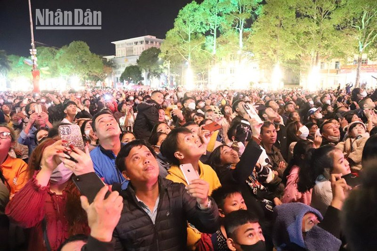 Người dân theo dõi bắn pháo hoa. Người dân theo dõi bắn pháo hoa.