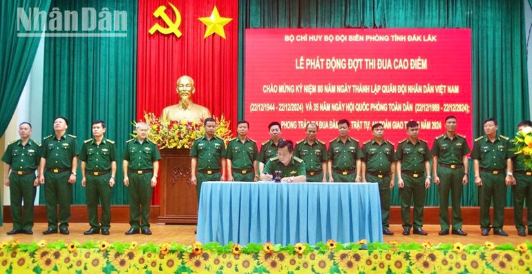 Đại diện lãnh đạo các cơ quan, đơn vị trong Bộ đội Biên phòng tỉnh Đắk Lắk ký kết giao ước thi đua.