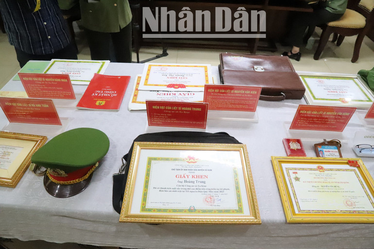 Hiện vật của các liệt sĩ Công an tỉnh Đắk Lắk hy sinh trong vụ khủng bố ngày 11/6/2023 tại xã Ea Tiêu và Ea Ktur, huyện Cư Kuin trưng bày tại buổi lễ.