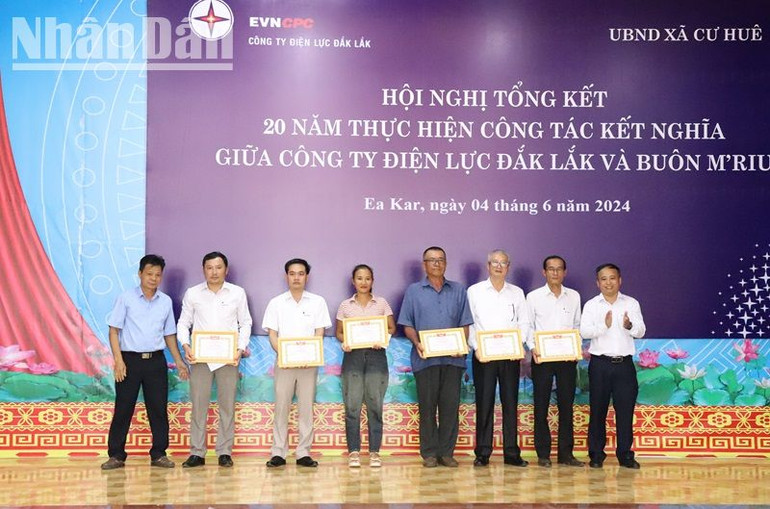 Ủy ban nhân dân xã Cư Huê, huyện Ea Kar trao tặng giấy khen cho các tập thể và cá nhân có thành tích xuất sắc trong thực hiện công tác kết nghĩa.