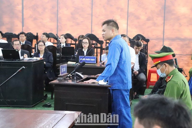 Bị cáo Y Sôl Niê trả lời câu hỏi của Viện Kiểm sát.