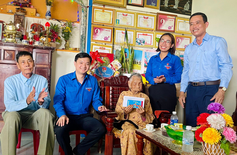 Bí thư Trung ương Đoàn, Chủ tịch Trung ương Hội Sinh viên Việt Nam Nguyễn Minh Triết và lãnh đạo Tỉnh đoàn Đắk Lắk, Ủy ban nhân dân huyện Krông Bông thăm, tặng quà cho Mẹ Việt Nam anh hùng ở xã Hòa Phong, huyện Krông Bông.