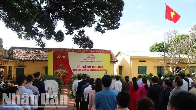 Các đại biểu dự lễ dâng hương tưởng niệm các chiến sĩ cách mạng đã hy sinh tại Di tích Quốc gia đặc biệt Nhà đày Buôn Ma Thuột. Các đại biểu dự lễ dâng hương tưởng niệm các chiến sĩ cách mạng đã hy sinh tại Di tích Quốc gia đặc biệt Nhà đày Buôn Ma Thuột.