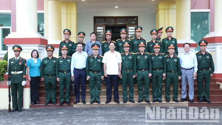 Phó Chủ tịch Quốc hội Trần Quang Phương chụp hình lưu niệm với các đồng chí lãnh đạo Bộ Chỉ huy Quân sự tỉnh Đắk Lắk.