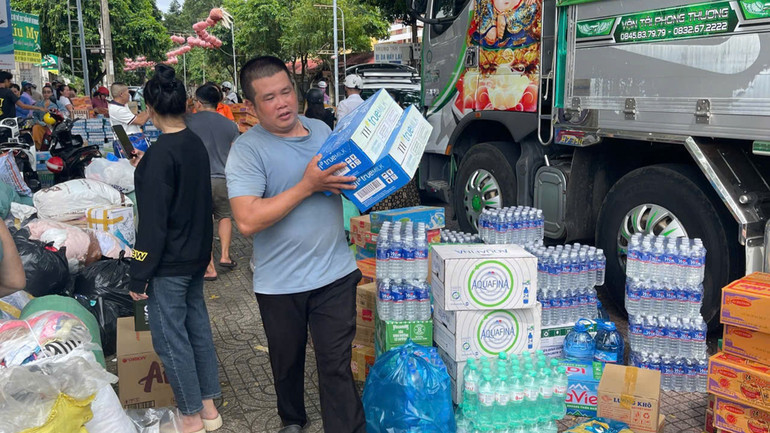 Người ủng hộ những thùng sữa.