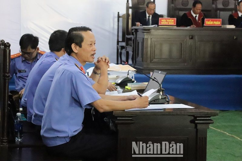 Đại diện Viện Kiểm sát xét hỏi bị cáo Y Sôl Niê.