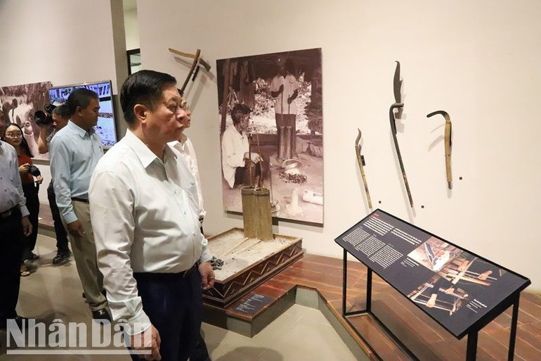 Đồng chí Nguyễn Trọng Nghĩa tham quan gian trưng bày các dụng cụ sản xuất và ngành nghề truyền thống của đồng bào Ê Đê tại Bảo tàng Đắk Lắk. Đồng chí Nguyễn Trọng Nghĩa tham quan gian trưng bày các dụng cụ sản xuất và ngành nghề truyền thống của đồng bào Ê Đê tại Bảo tàng Đắk Lắk.