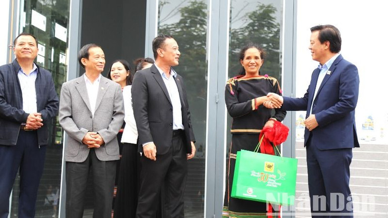 Ông Ngô Văn Đông, Tổng Giám đốc Công ty cổ phần phân bón Bình Điền tặng quà cho người thân gia đình ông Y Wer Niê ở buôn Ea Na.