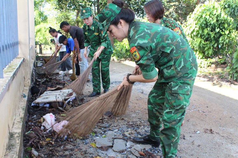 Các đơn vị tổ chức thu gom rác thải và trồng cây xanh trên địa bàn buôn Drang Phốk.