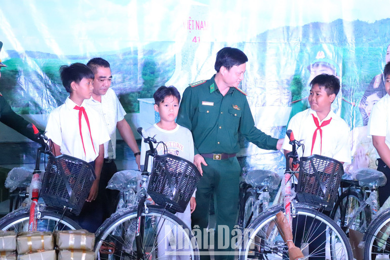 Chương trình “Xuân biên phòng - Ấm lòng dân bản” - Tết Giáp Thìn 2024 tỉnh Đắk Lắk trao tặng 10 chiếc xe đạp cho các em học sinh nghèo vượt khó học giỏi ở khu vực biên giới.